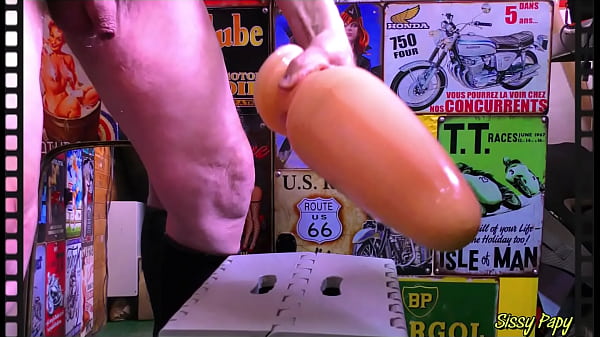 0N  Sissy Papy avec un plug Géant