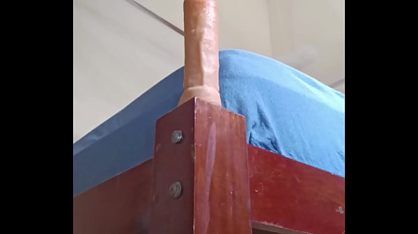 Gay enfiando consolo no rabo