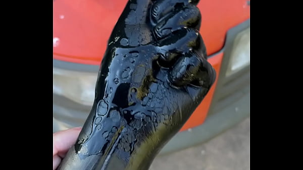 gode fist fucking en extérieur sur tondeuse