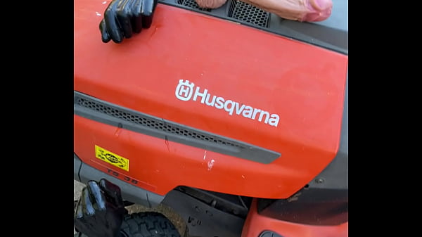 outdoor sur tondeuse fist fucking my ass