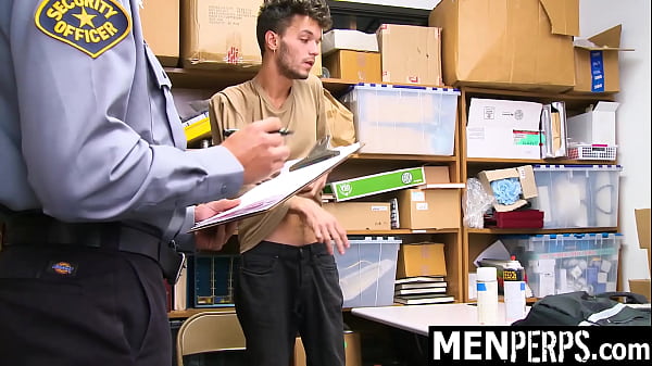 Young Guy Caught Stealing Spray Paint Cans Form the Storefront and Gets Arrested – Menperps