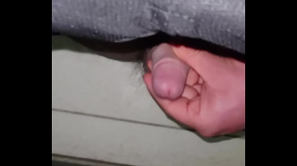 屈んでオナニー