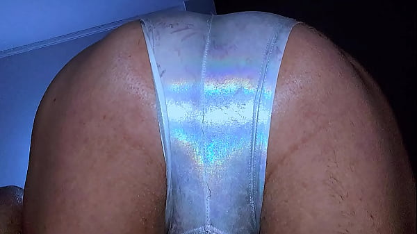 Fazendo ASMR enquanto exibindo o cuzinho no biquini de látex prata! Doing ASMR while showing off her ass in a silver latex bikini!