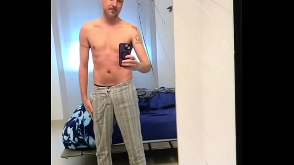 Il signor Lorenzo è un gay che vuole fare l’attore pornografico conosciuto in tutta la sua città e nel suo paese