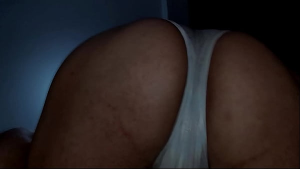 Mostrando o meu cuzinho usando tanguinha de látex! Showing my ass wearing a latex thong!