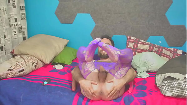 Putona peluda enseñando la dona a los machos