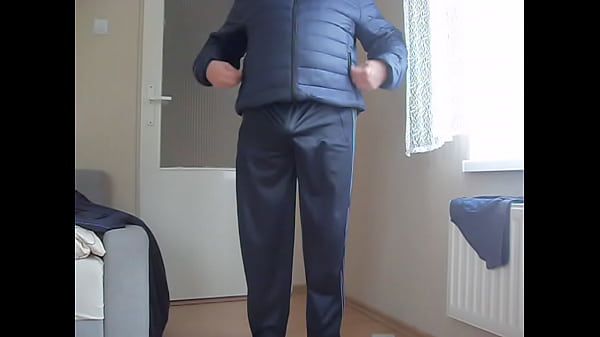 Śliskie dresy i kurtka gay masturbacja