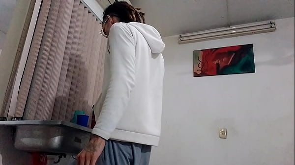 En pijama el enfermero expulsado se la soba hasta el orgasmo: Raba Erre Pro