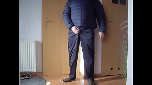 Moje śliskie dresy i kurtka do zalewania spermą