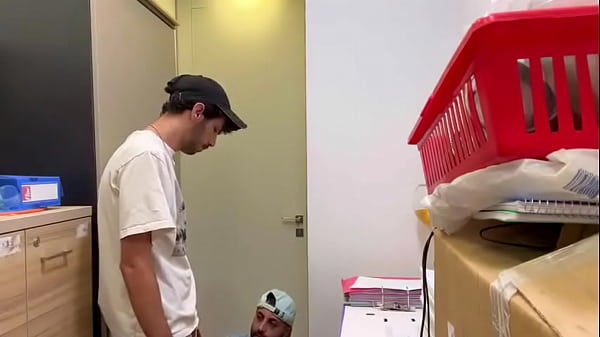 Pauzudo botando o viadinho pra mamar